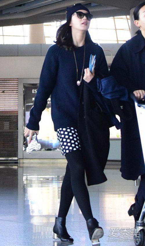 女星机场时尚街拍 刘诗诗粉红大衣亮相
