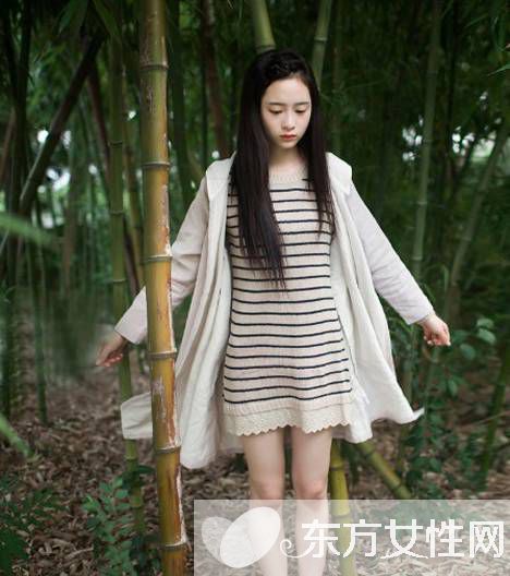 风衣内搭连衣裙搭出独特美感 经典搭配显瘦又显高