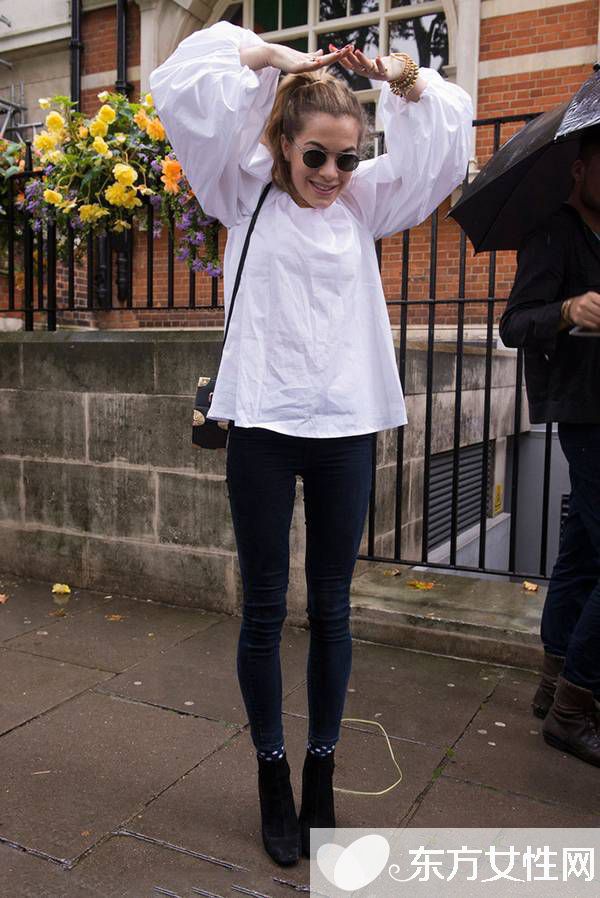 街拍达人教你几招白衬衣的穿法 轻松穿出优雅休闲范