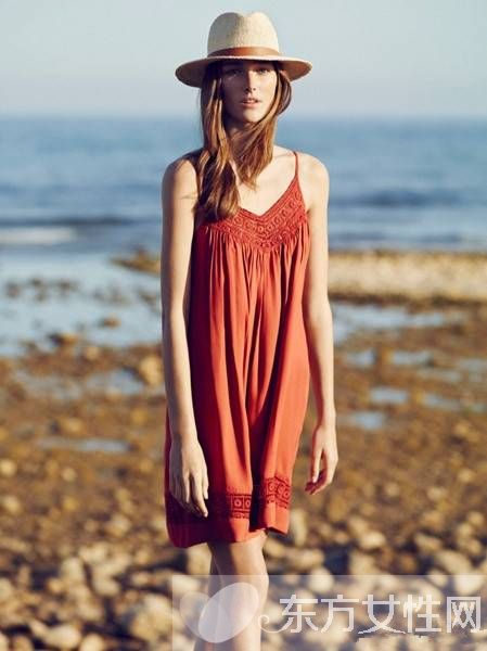去海边玩穿什么 这么穿又是另一番美丽模样