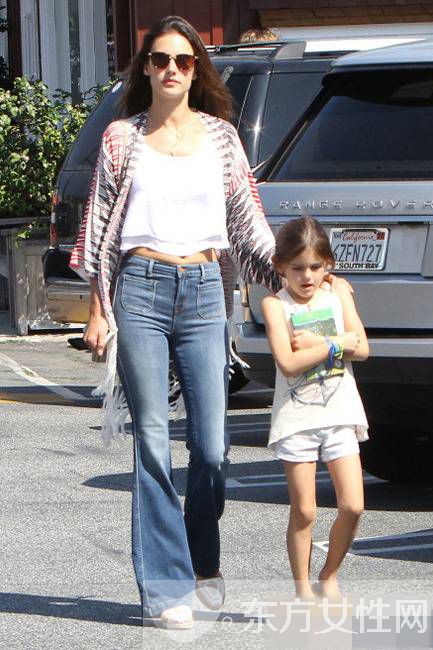 牛仔裤要怎么搭配好看 三种最潮搭配方法推荐