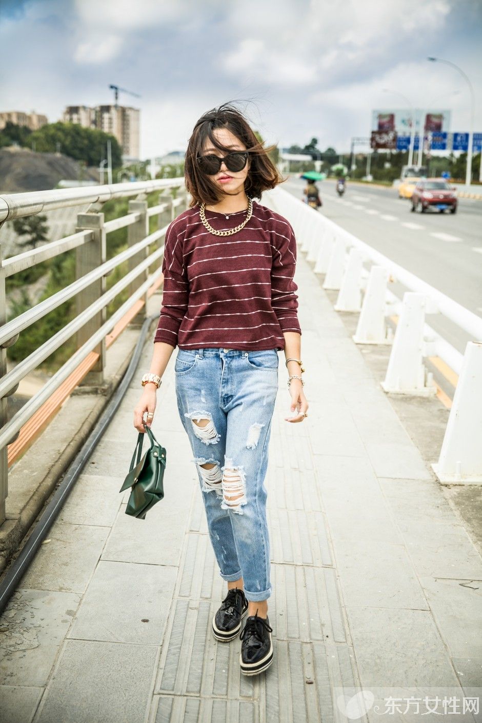 破洞宽松牛仔裤怎么搭配 搭上这些整个装扮更有型