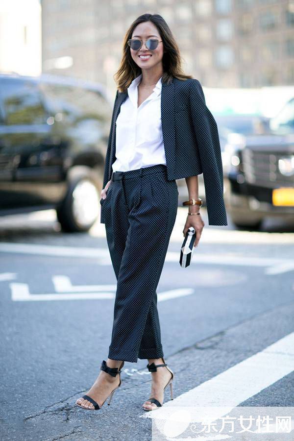 街拍达人教你几招白衬衣的穿法 轻松穿出优雅休闲范