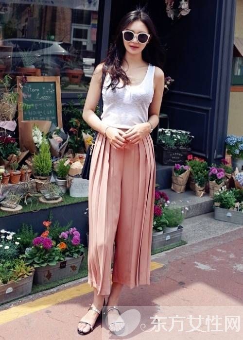 夏季时尚装扮搭配 白色背心穿出不一样的时尚感