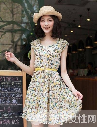 夏季连衣裙腰带的系法 教你如何系出小蛮腰