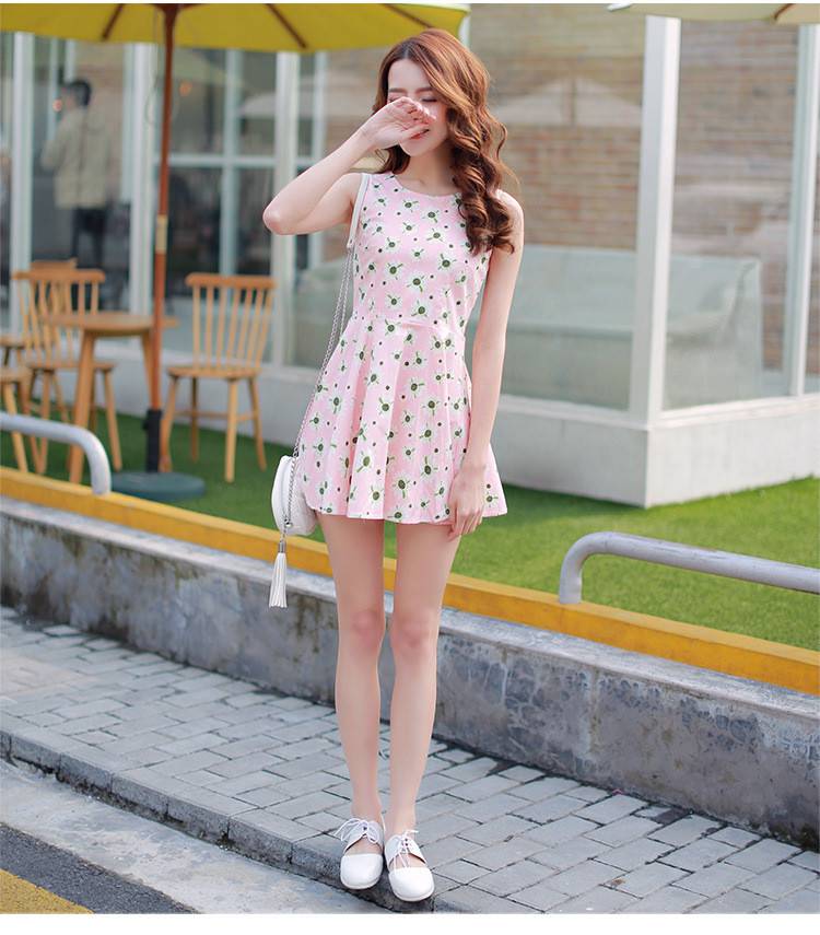 无袖连衣裙搭配圣经 将甜美穿出来