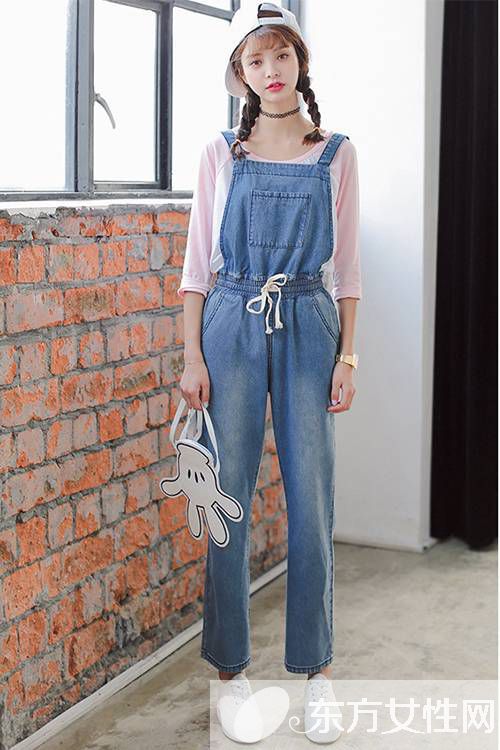 牛仔背带裤怎么穿 巧妙搭配色彩让你更美丽