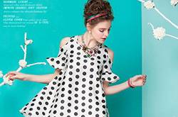 时髦到不行的波尔卡圆点连衣裙 想不吸睛都难