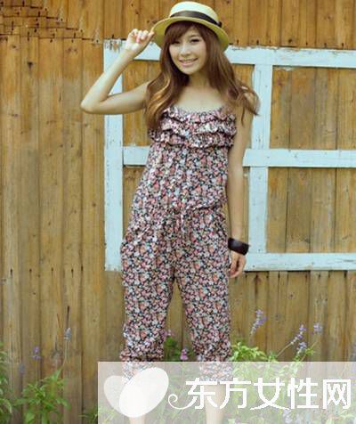 吊带连体裤怎么搭配 这样搭让你走在时尚的尖端