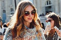 冬季时尚花色毛衣搭配 学着这样穿准没错