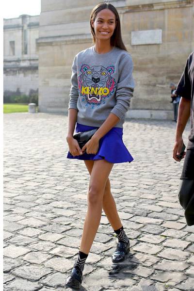 卫衣搭配半身裙 初春这么穿你也是街拍达人