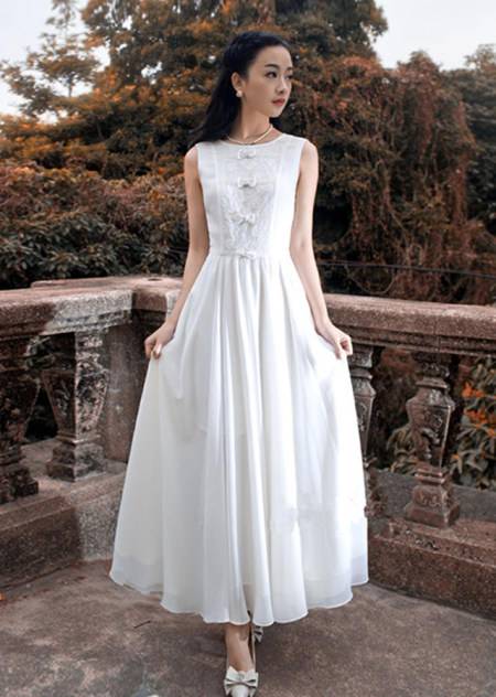 无袖连衣裙搭配圣经 将甜美穿出来