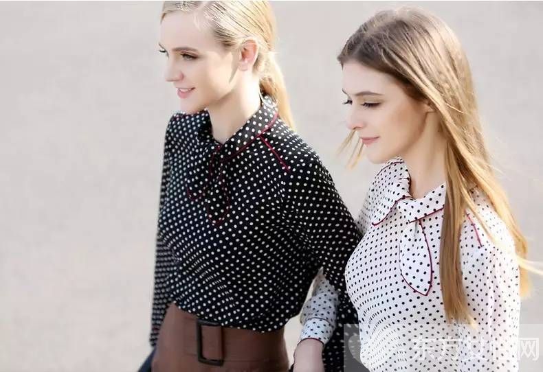 蓝色波点衬衫怎么搭配 这样穿俏皮可爱又时髦