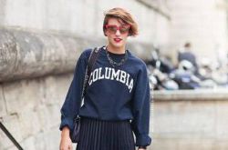 卫衣搭配半身裙 初春这么穿你也是街拍达人