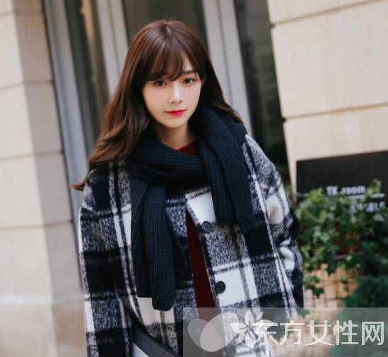 黑白格子大衣搭配什么围巾 大衣与围巾的最佳组合推荐