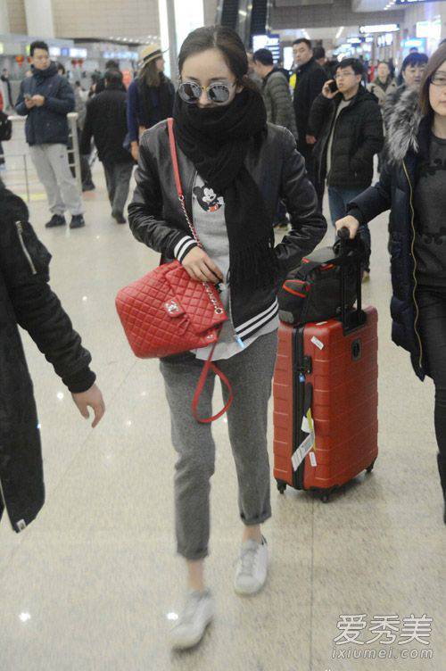 女星机场时尚街拍 刘诗诗粉红大衣亮相