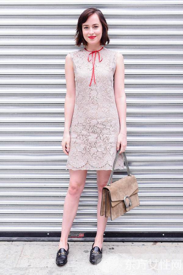 今夏必备扮靓单品蕾丝裙 跟着时尚宠儿这样穿准没错