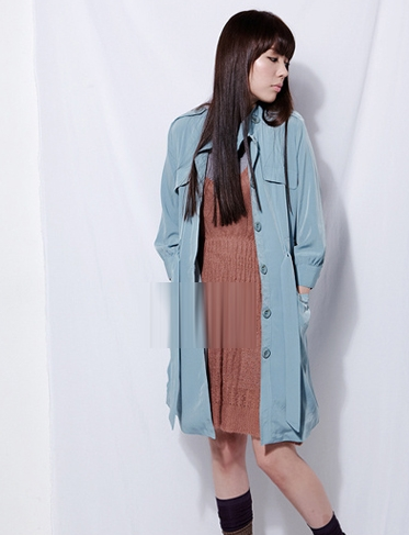 金色初秋吸睛单品 蓝色风衣就该这么搭