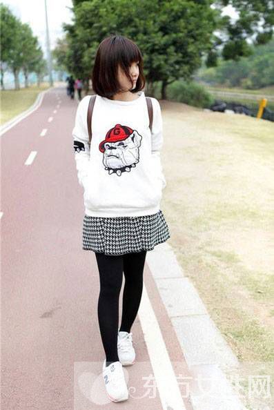 韩版卫衣+短裙超抢眼 春季必备时尚单品