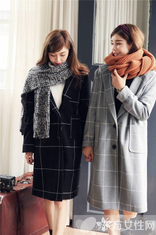 黑白格子大衣搭配什么围巾 大衣与围巾的最佳组合推荐