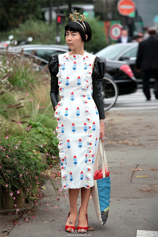 韩国谐星金娜英街拍时尚感十足