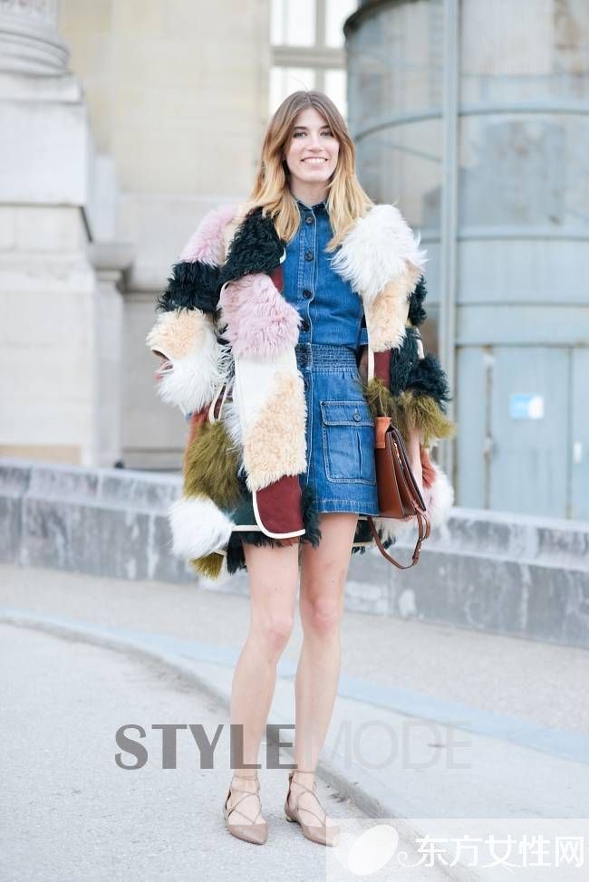 潮人街拍示范洋气皮草穿搭 这样穿才不显土