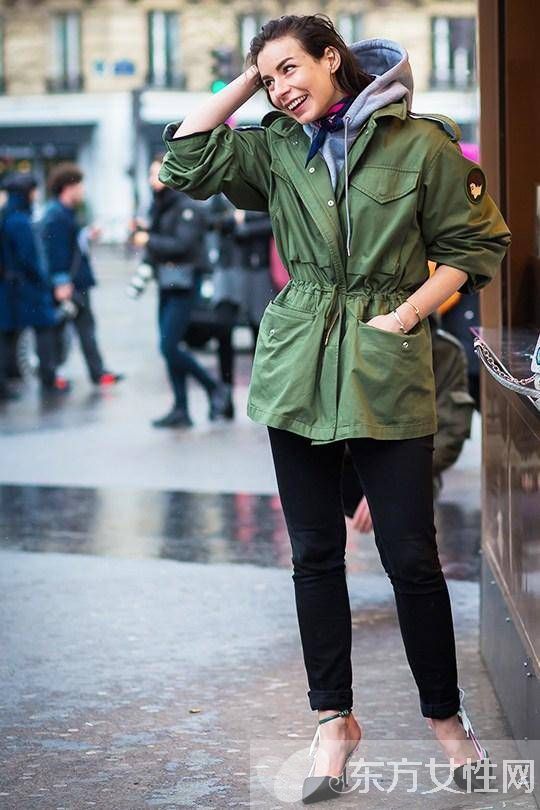 冬日叠穿百搭好帮手 连帽衫时尚街拍造型