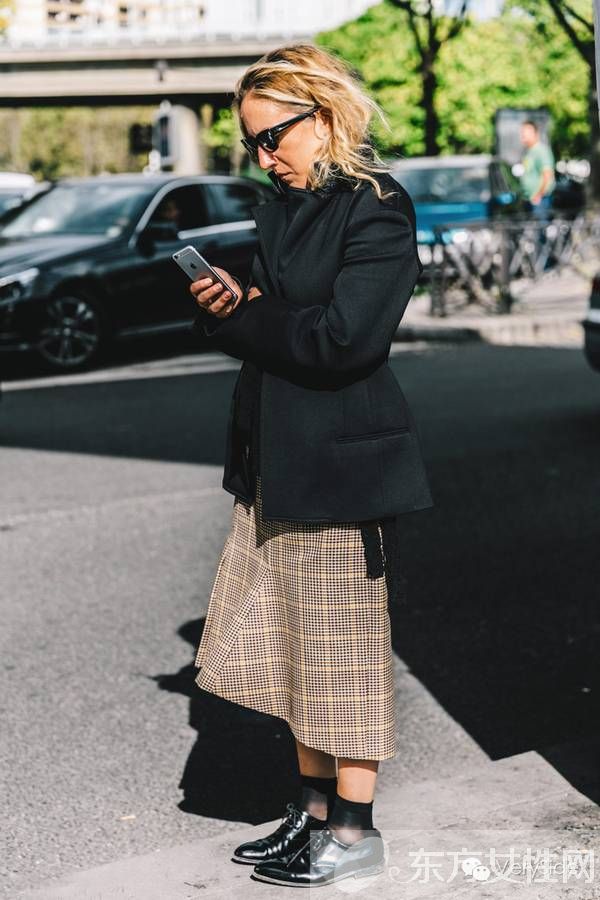 2017春夏米兰时装周街拍 奶奶风格纹单品正流行