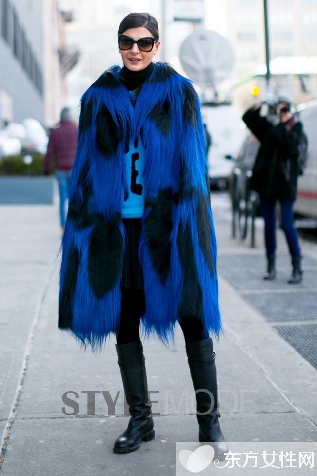 潮人街拍示范洋气皮草穿搭 这样穿才不显土