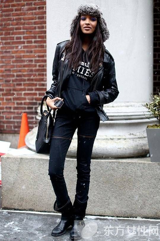 冬日叠穿百搭好帮手 连帽衫时尚街拍造型