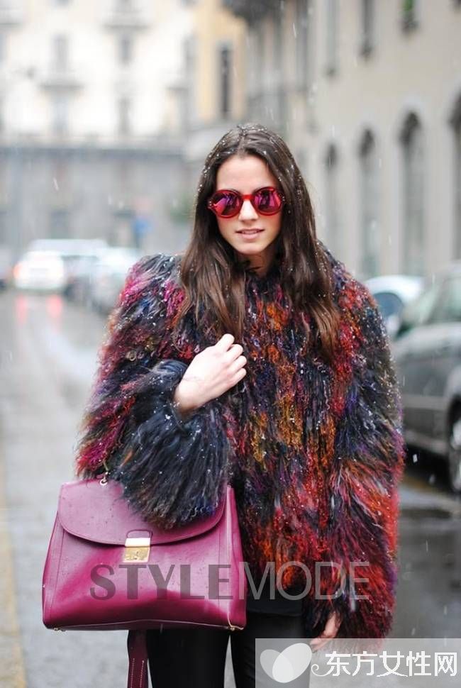 潮人街拍示范洋气皮草穿搭 这样穿才不显土