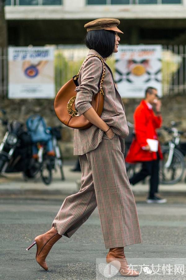 2017春夏米兰时装周街拍 奶奶风格纹单品正流行