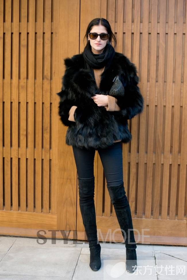 潮人街拍示范洋气皮草穿搭 这样穿才不显土