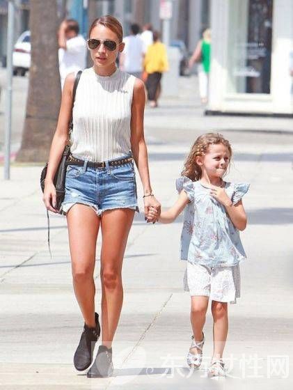 欧美明星夏季这么穿 热裤美腿秀出好身材