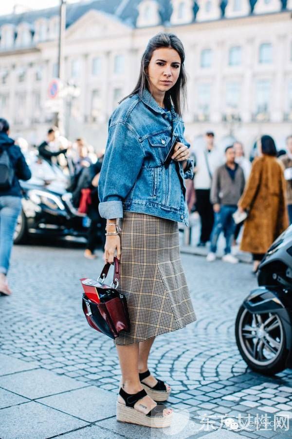 2017春夏米兰时装周街拍 奶奶风格纹单品正流行