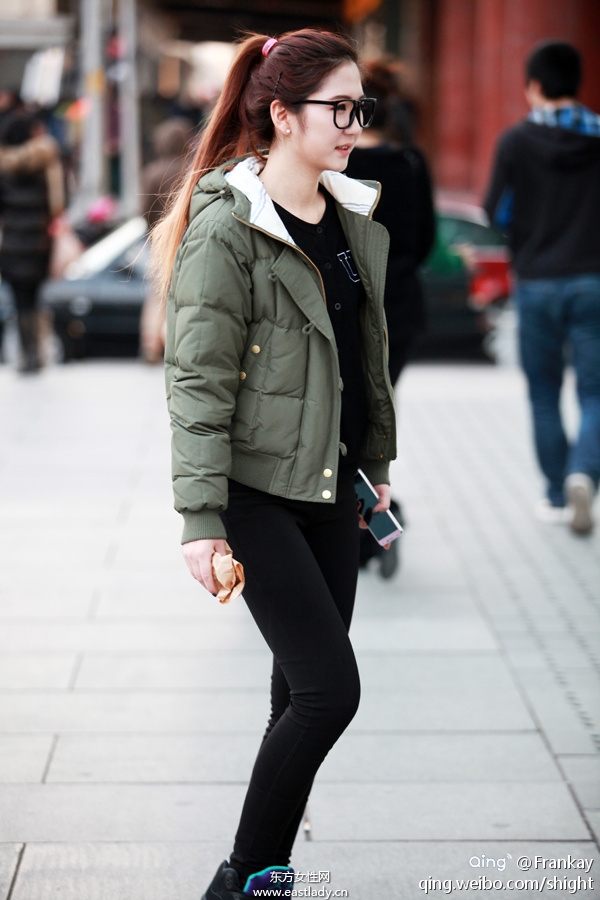 早春北京西单街拍流行黑色元素