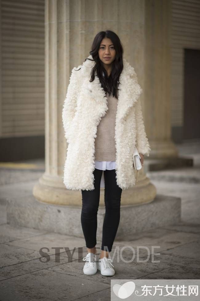潮人街拍示范洋气皮草穿搭 这样穿才不显土