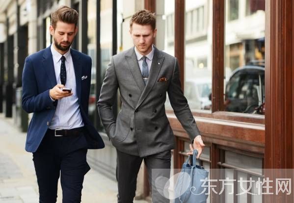 伦敦春夏时装周场外街拍 英伦风西装很是吸睛帅气