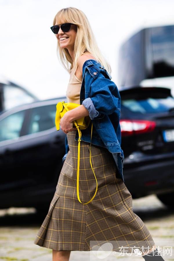 2017春夏米兰时装周街拍 奶奶风格纹单品正流行