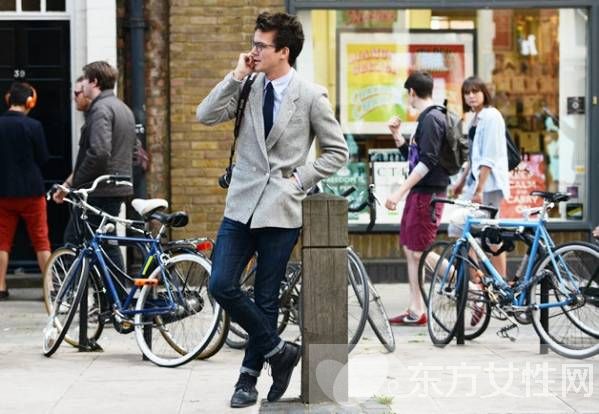 伦敦春夏时装周场外街拍 英伦风西装很是吸睛帅气