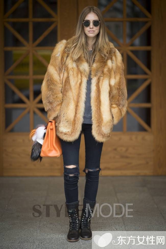 潮人街拍示范洋气皮草穿搭 这样穿才不显土