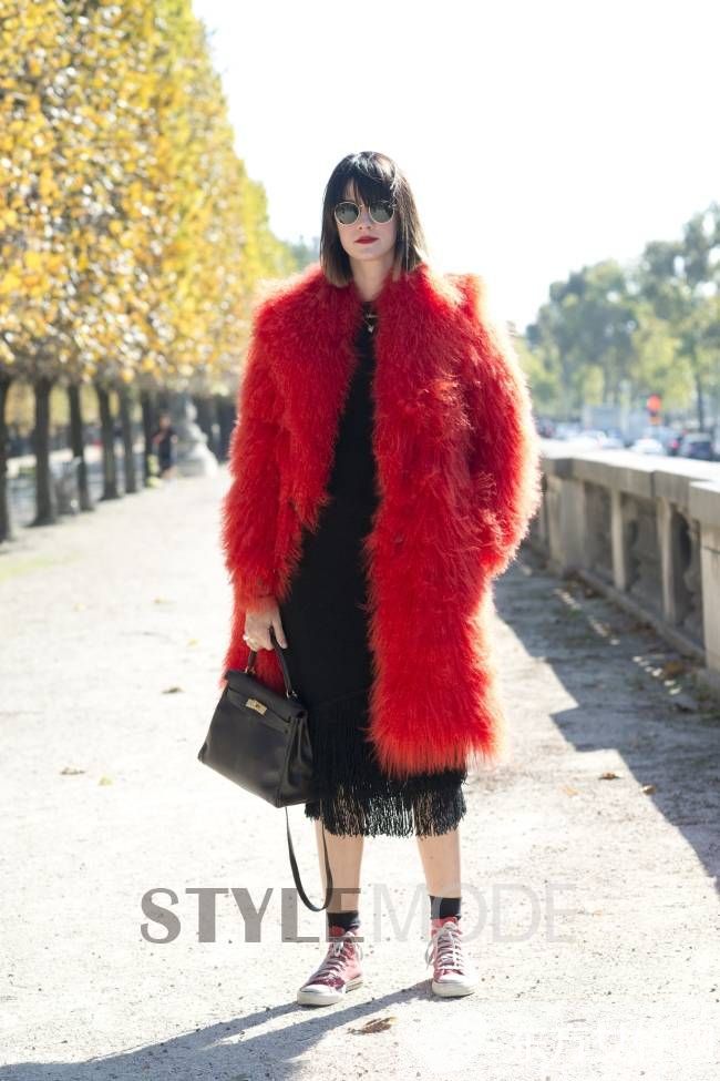 潮人街拍示范洋气皮草穿搭 这样穿才不显土