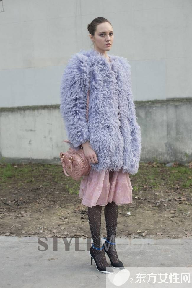 潮人街拍示范洋气皮草穿搭 这样穿才不显土