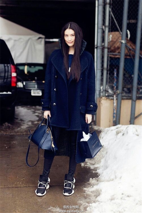 中国超模何穗街拍写真