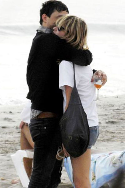 Kate Moss夫妇7月街拍 穿衣风格相互呼应