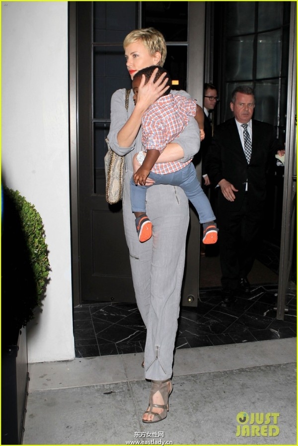 欧美明星 辣妈 携子出行 街拍更有范