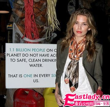 欧美女星齐演绎 秋冬围巾抢眼搭