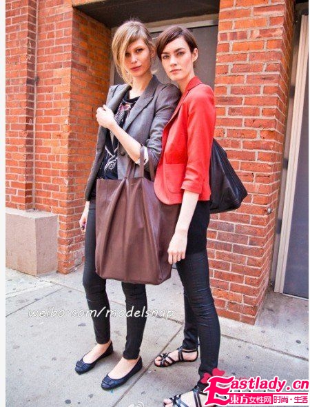 闺蜜街拍 大秀姐妹情谊