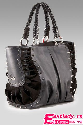 淑女也疯狂 女明星爱上朋克铆钉包