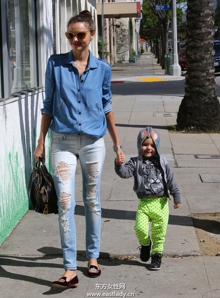 明星穿破洞牛仔裤别有韵味